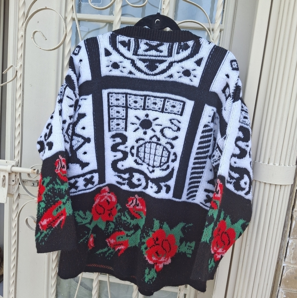 Vis-A-Vis White Geometric Graphic Floral Red Roses Knit Sweater Women Size Small - Picture 10 of 16